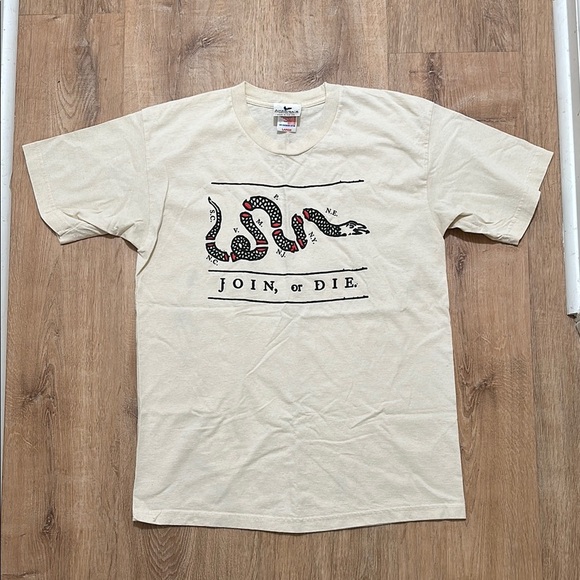 AMERICA’S NATIONAL PARKS COLLECTION | Join or Die Reptile Snake Graphic T-Shirt - Picture 1 of 3